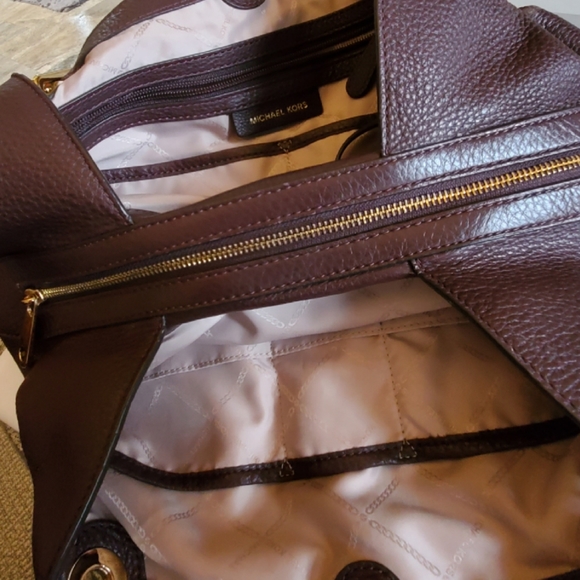 Michael Kors Raven Large Leather Shoulder Bag - Picture 6 of 9